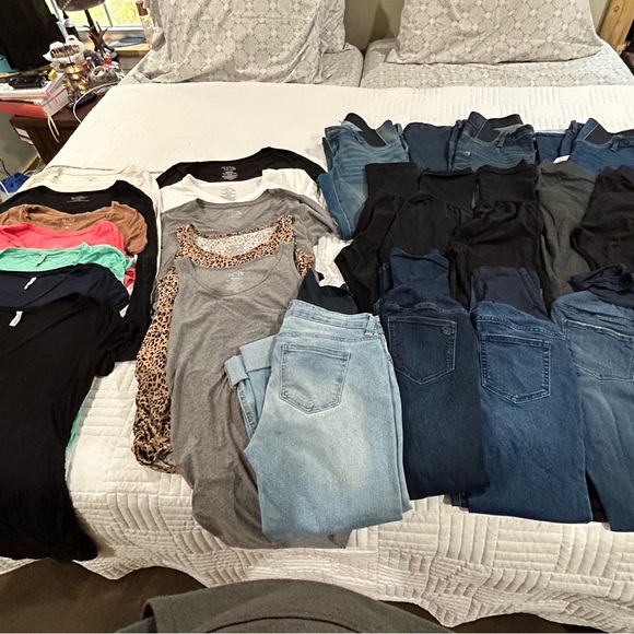 Maternity clothes lot - Picture 3 of 5